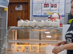 面包甜点陈列柜-椰本·海南正宗椰奶清补凉(佳园里店)