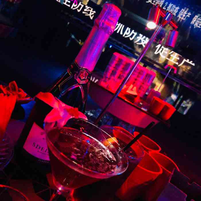 来柳州步行街转转,看到大众96几家酒吧团购变来打卡试试⊙66⊙!