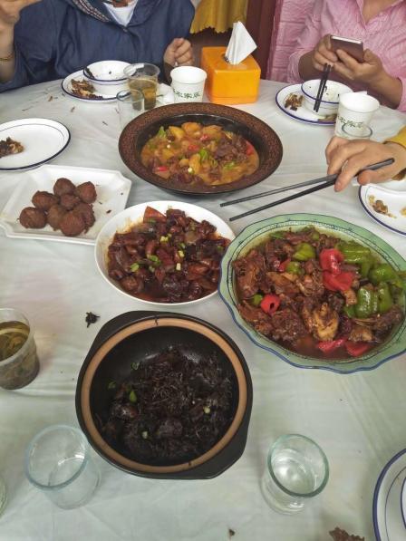 今天和朋友来马场山玩,中午吃饭的时候找了个农家乐,老板服务热情