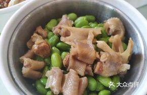 Steamed Duck Feet with Green Peas