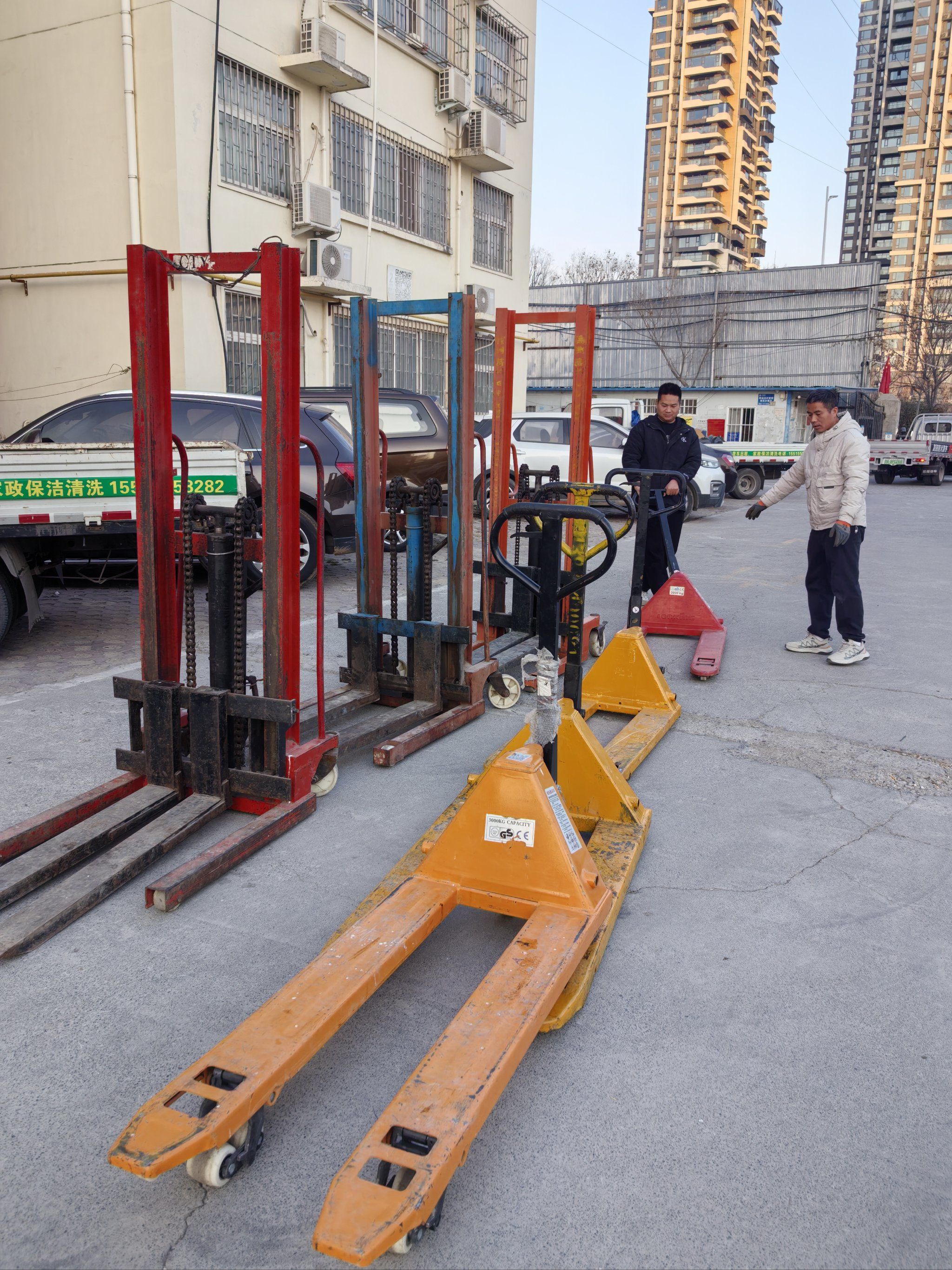 设备搬迁手动地牛液压叉车出租#吊车设备搬