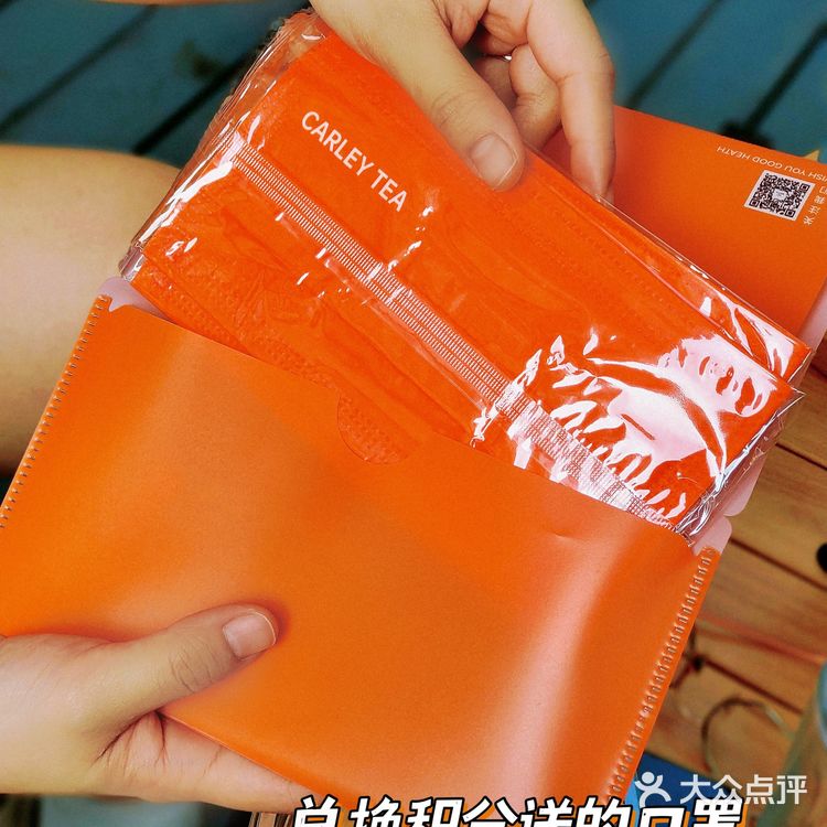 咖里椰皇冰美式，一整颗抱着喝才是完美夏日