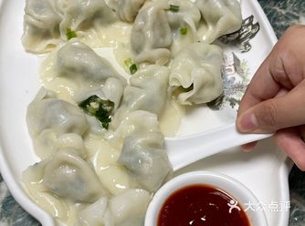 闽南正宗的味道，米饭软香糯甜，好吃冻皮猪脚口感脆爽