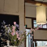 帐篷里面吃面条
