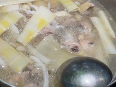 -洪氏嗨捞·广东猪肚鸡·椰子鸡火锅(西咸万象城店)