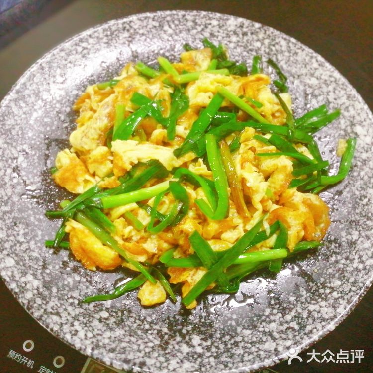 颜色靓丽的家常韭菜炒鸡蛋