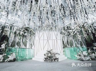 曦光闯入忽而清明 溯游回响动人的协奏曲 是恣意流淌的墨绿晚风