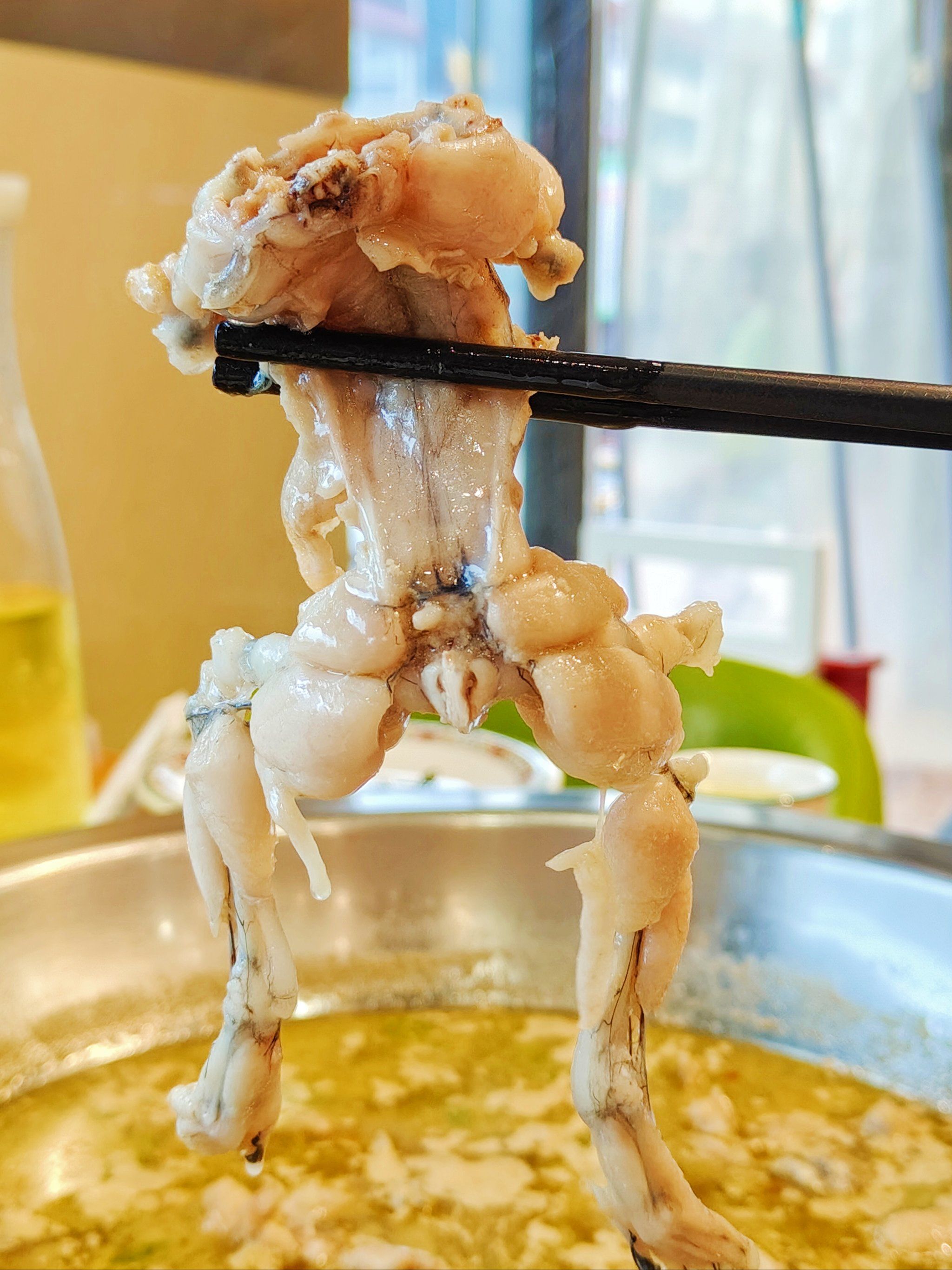 全部现杀的,主打一个鲜,上桌蛙腿还在一抽一抽