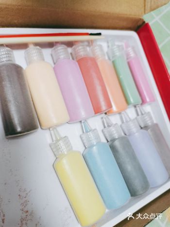 买了一个沙画簿, 一本里面有很多的沙画卡和好几个沙瓶