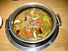 酸萝卜鸭架汤锅-守柴炉烤鸭(百伦店)