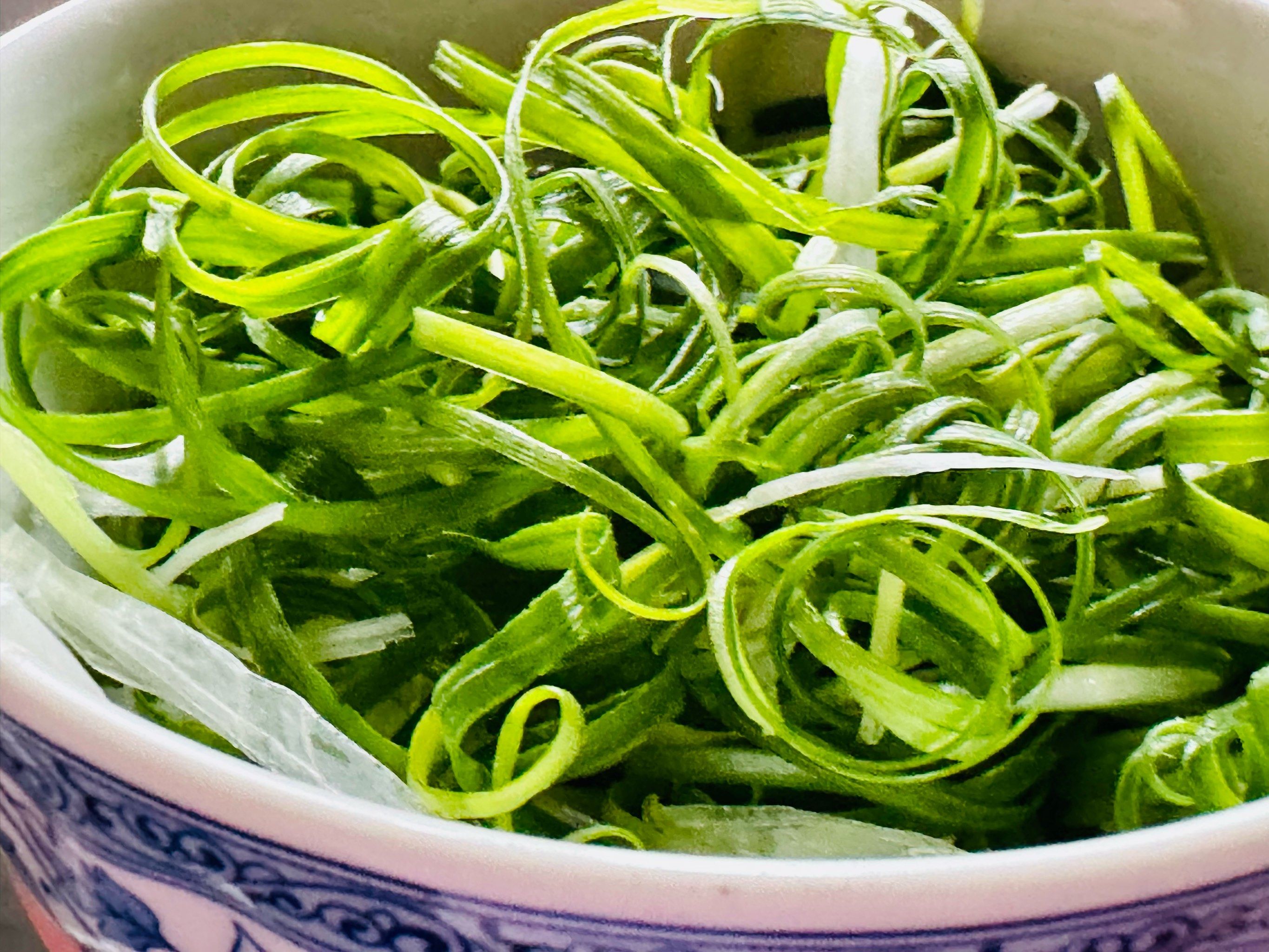 神器
葱丝神器对葱的新鲜度是有要求的必须新鲜,出来的葱丝阎值