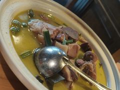 -帅巴人舅母子腊蹄民俗村