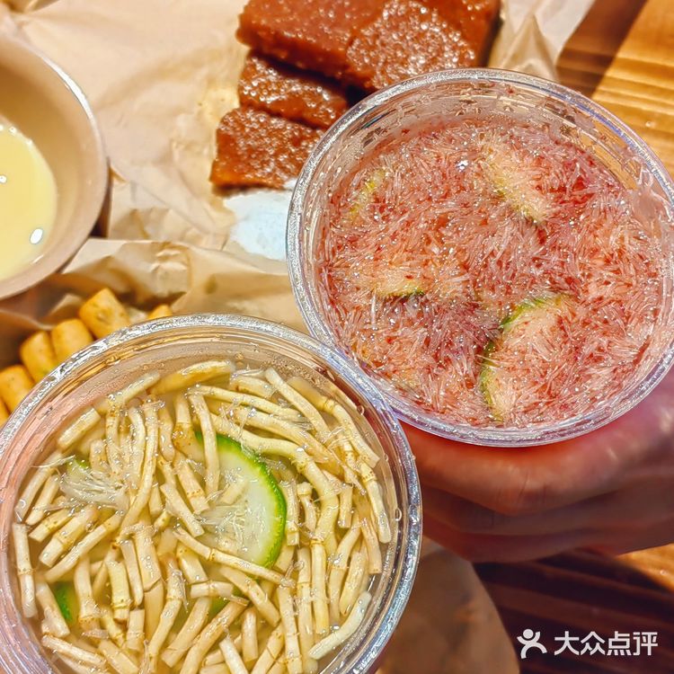 新开的!便宜又好吃的贵州酸汤牛肉火锅,野菜自助吃!!!