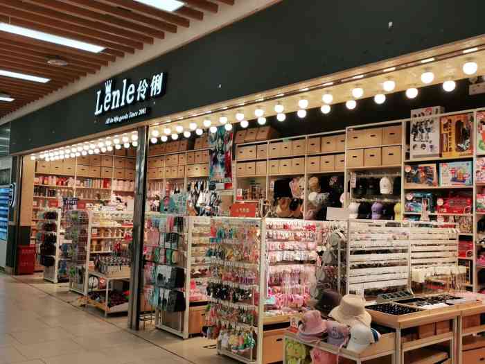 伶俐(绿地缤纷城店"看到这里有个开门的门店,这是心里别提有多.