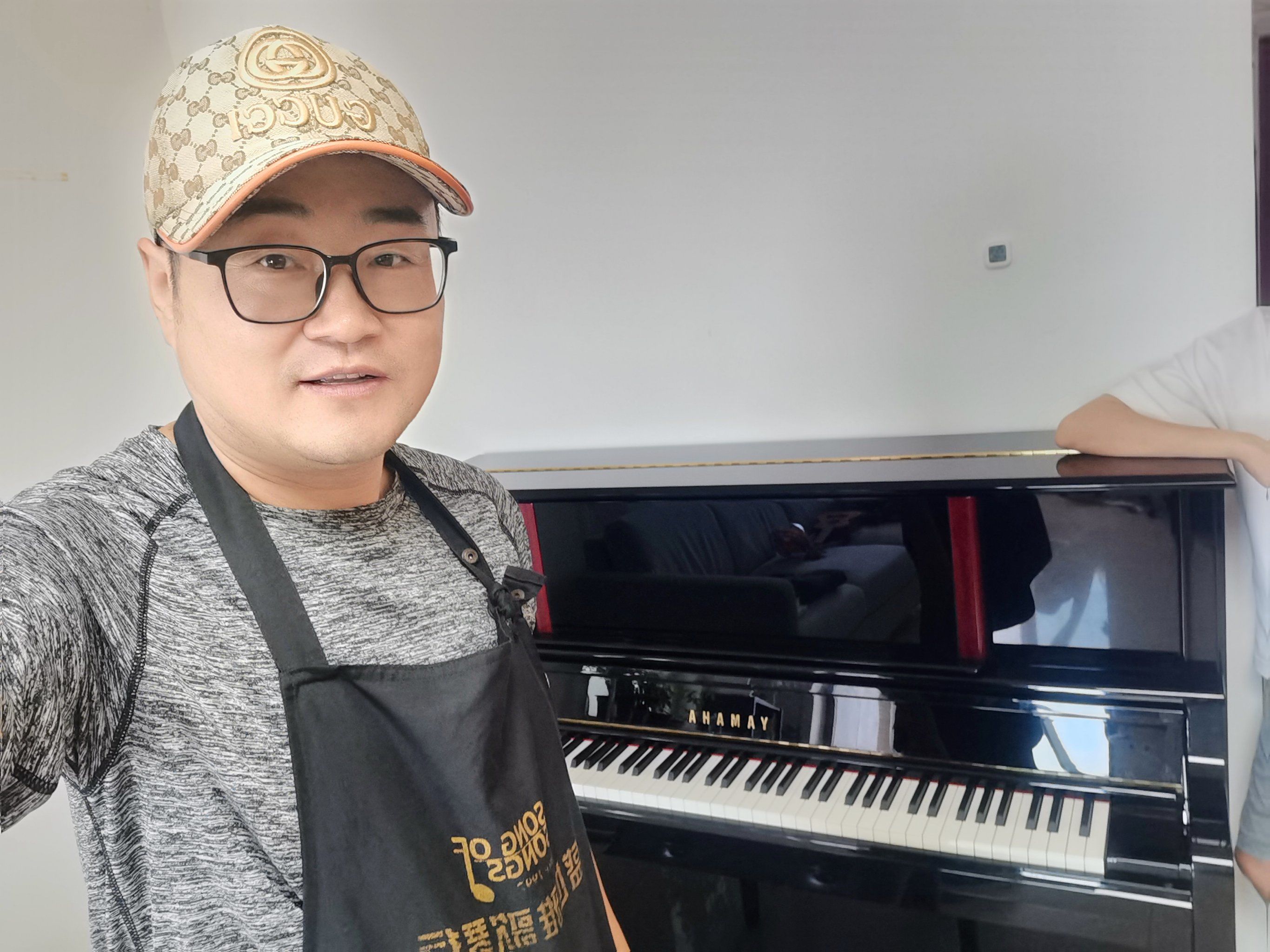 钢琴调律

钢琴有220多根琴弦