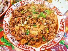 炒笨鸡-闯关东东北农家菜(崂山石老人店)