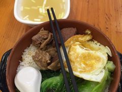 牛腩荷包蛋蒸饭-第一面(东湖西路店)