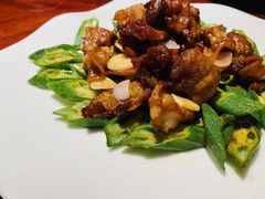 秋葵炒黑毛猪肉-解香楼(八盘岭路店)