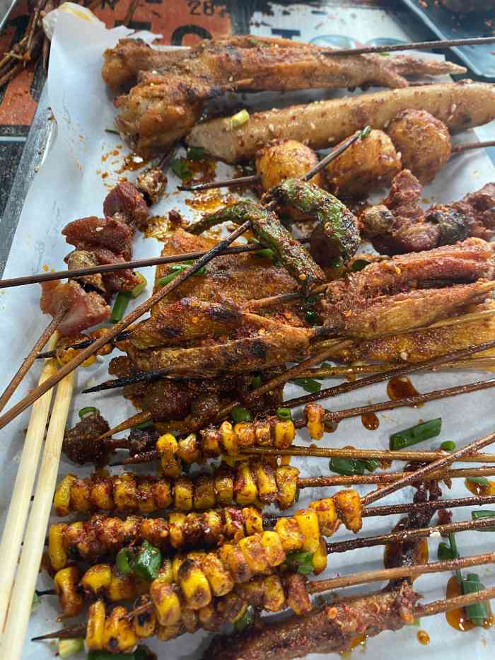 二师兄烧烤(大足店)-"位置就在金科外.米线和平常吃到的有些不同.