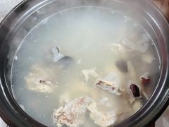 参鸡汤-果松木炭酸菜铜火锅·外婆参鸡汤