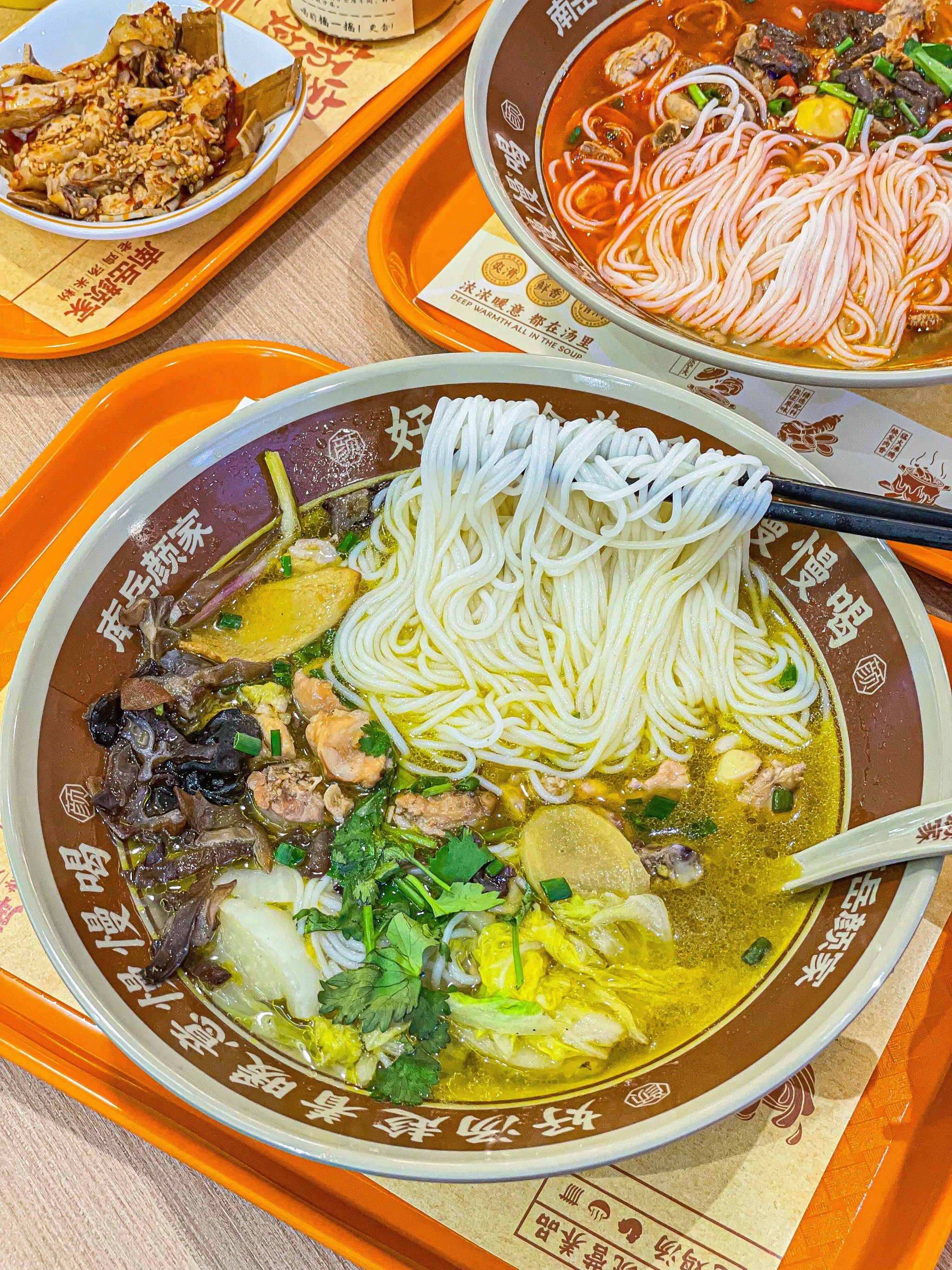 客村这里…有便宜好吃的老鸡汤米线🍜