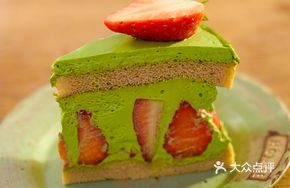 Rich Almond Strawberry Cream Cake