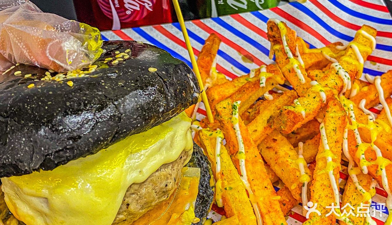 疯狂拉丝的芝士黑汉堡🍔这谁顶的住啊