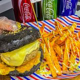 疯狂拉丝的芝士黑汉堡🍔这谁顶的住啊