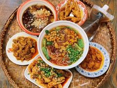 -爆炸头阿姨小四川正宗川味小吃(无任何分店)