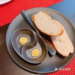 westdoor·威斯多西餐·清吧(燕汇广场店)的餐前面包好不好吃?