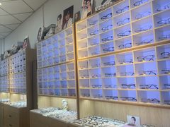 -天空之镜眼镜店蔡司依视路配镜授权零售店(望京颐堤港店)