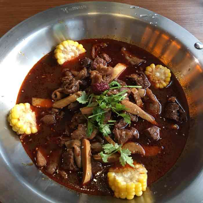 一锅两头牛-"首先说半价吃的,底锅牛肉量还蛮多的,就是.