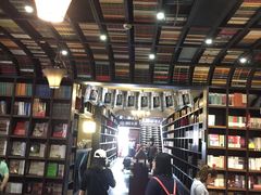 -钟书阁(松江泰晤士小镇店)