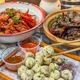 在武汉最复古怀旧的餐厅我竟然吃到了小龙虾饺子 
