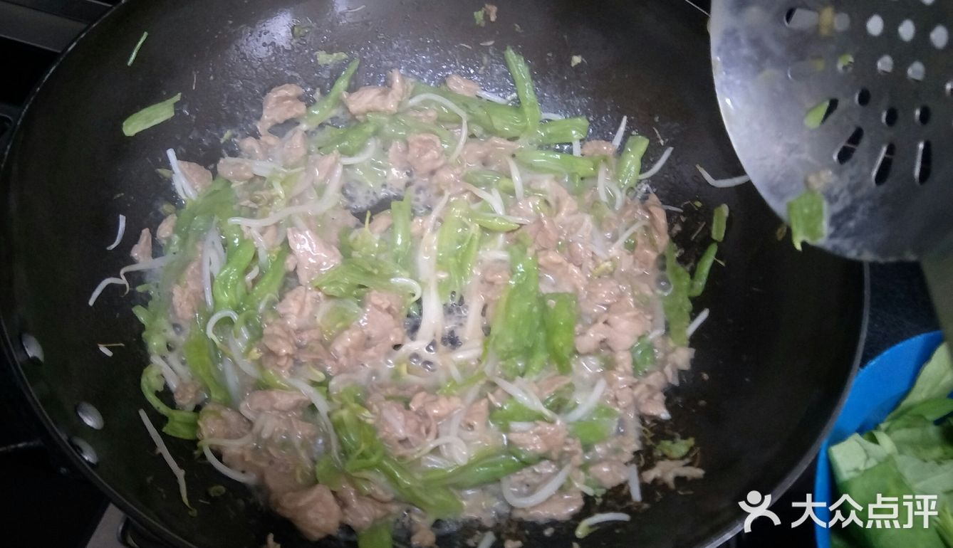新鲜健康的空心菜梗豆芽炒肉片！