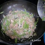 新鲜健康的空心菜梗豆芽炒肉片！