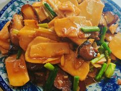 白茨菇炒腊肉-生态苑农庄(十里画廊遇龙河店)
