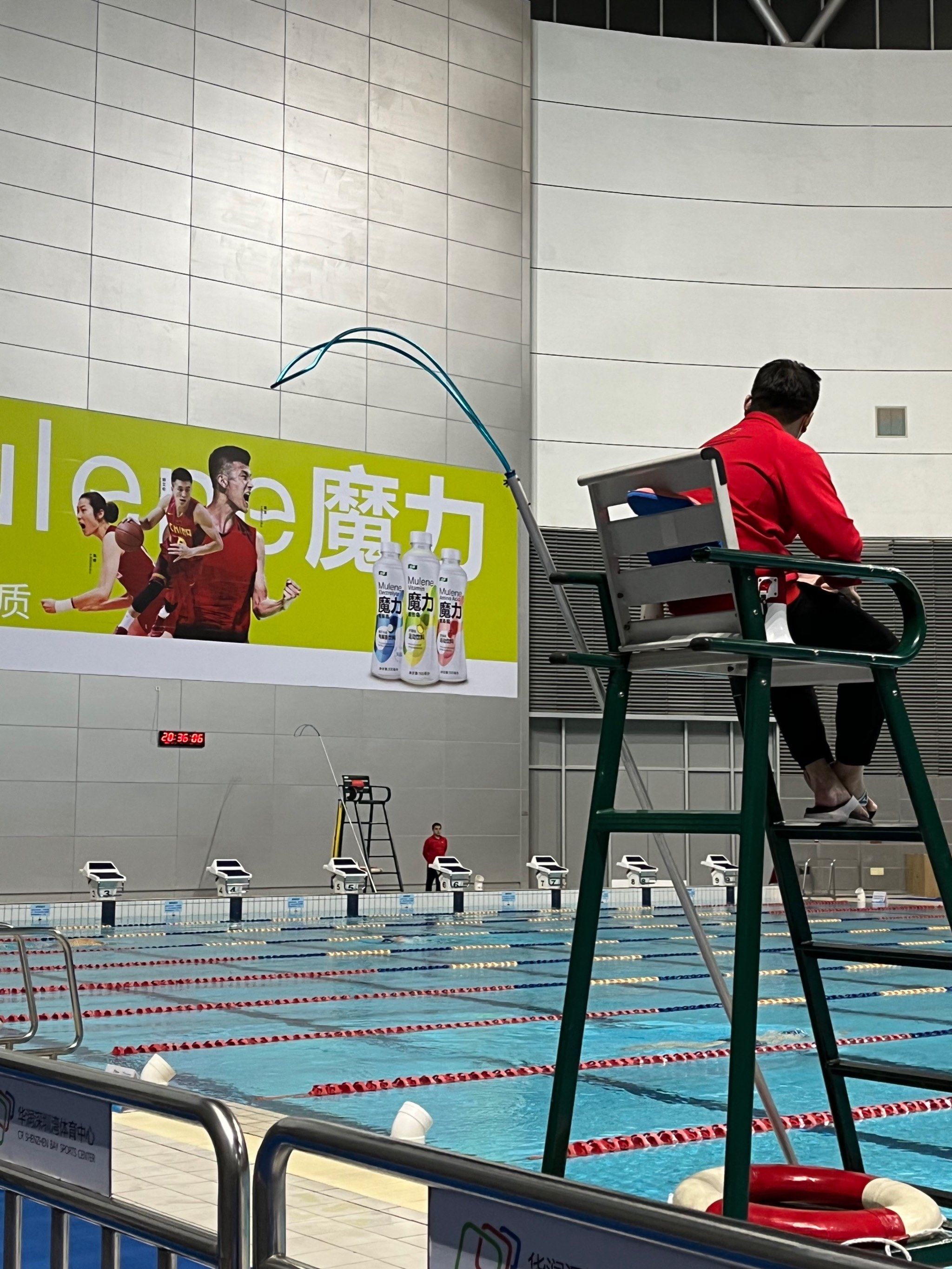 夜"游"春茧73打卡深圳湾体育中心游泳馆