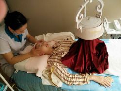 在康复室做理疗项目-皇家月府月子中心(沈阳店)