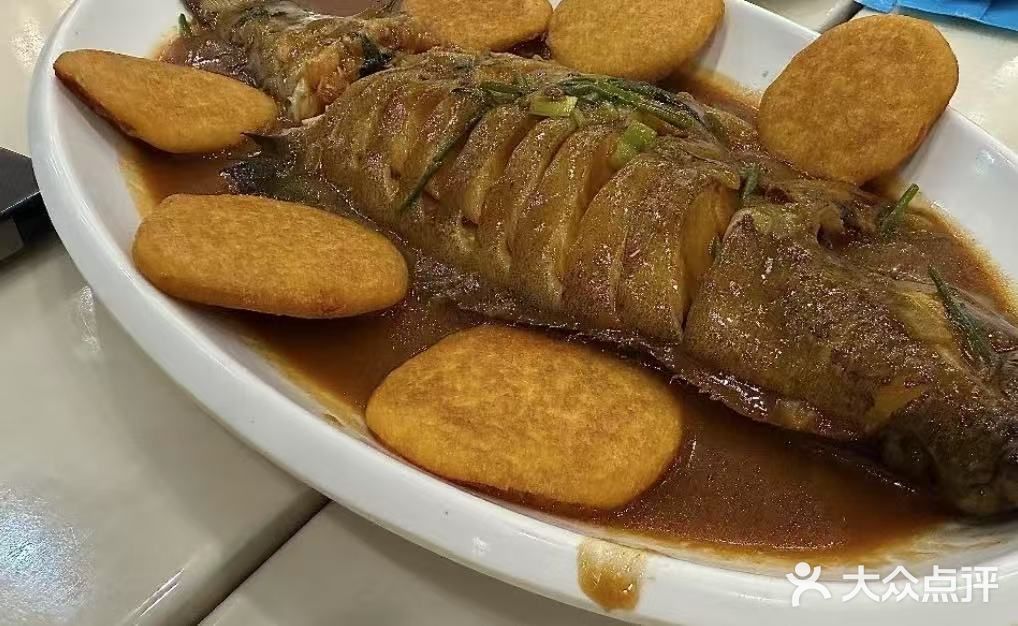 路过闵行朋友推荐的海鲜店，晚上四点半点才开门