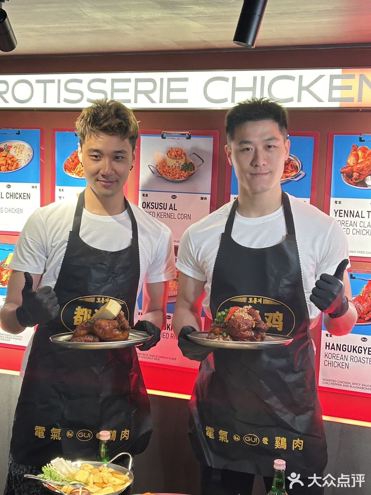 哇谁懂啊在广州两个猛男服务生陪我吃韩国烤鸡🥰