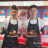 哇谁懂啊在广州两个猛男服务生陪我吃韩国烤鸡🥰