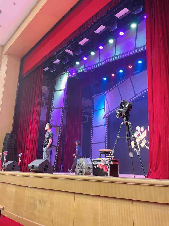 天津大礼堂-"昨天是郭少郭麒麟的相声专场,他的报菜名看.