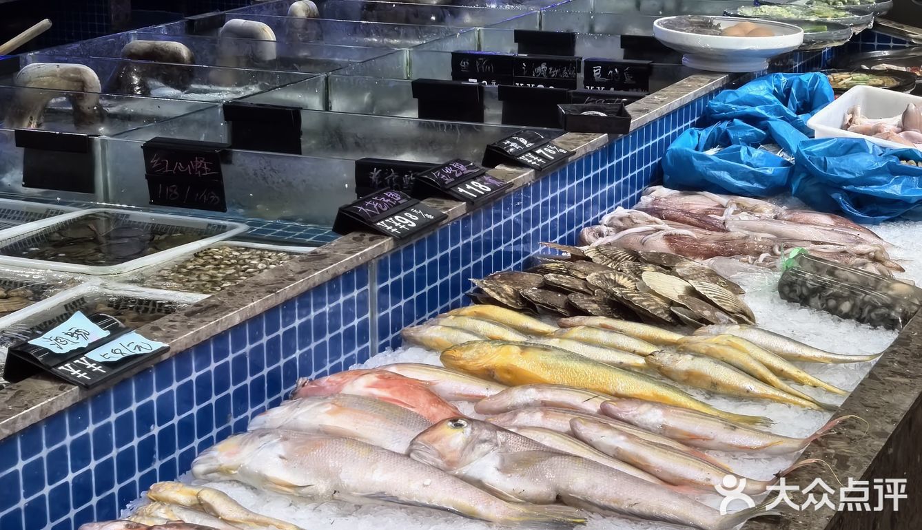 今天我要带你们探索一家超赞的海鲜大排档