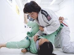 -菠萝格斗巴西柔术训练馆