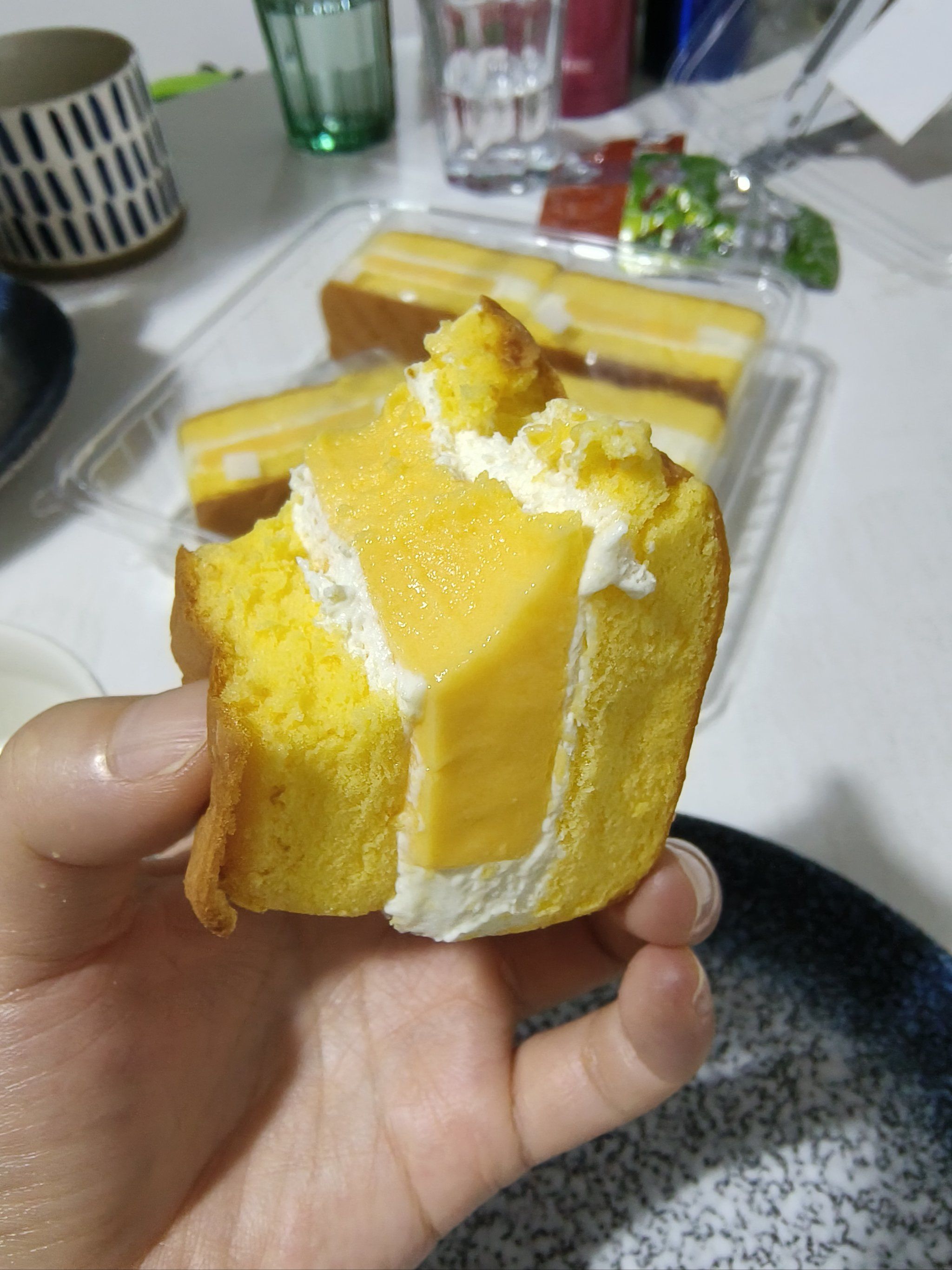 外面的蛋糕胚绵软湿润,奶油很香配上中间很大快的鸡蛋布丁真的很香,一