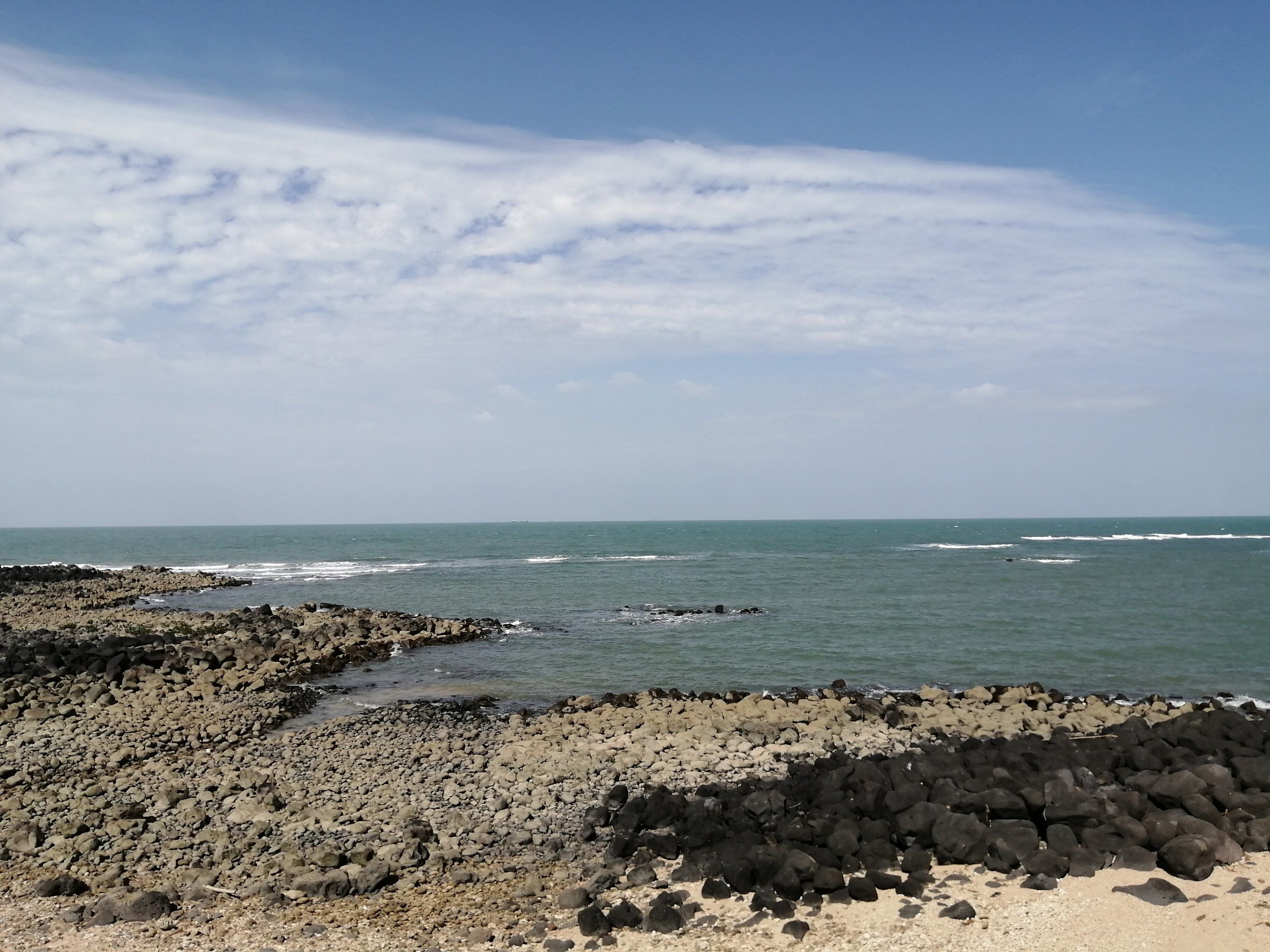 沙石上海岸的美景是大自然馈赠