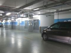 -绿地缤纷城-停车场