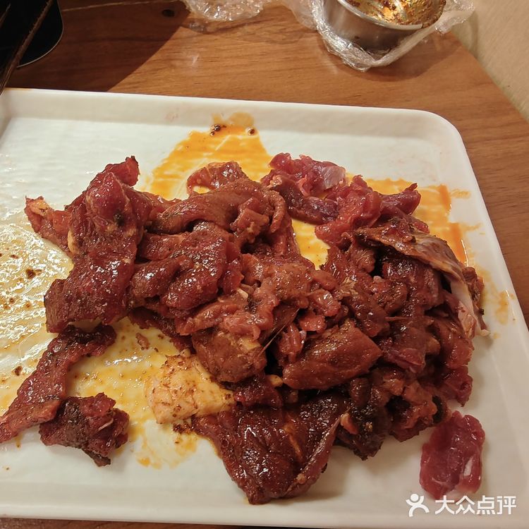 品尝烤肉美味