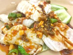 淋上酱汁的白灼鸡肉-红大哥水门鸡饭(總店)